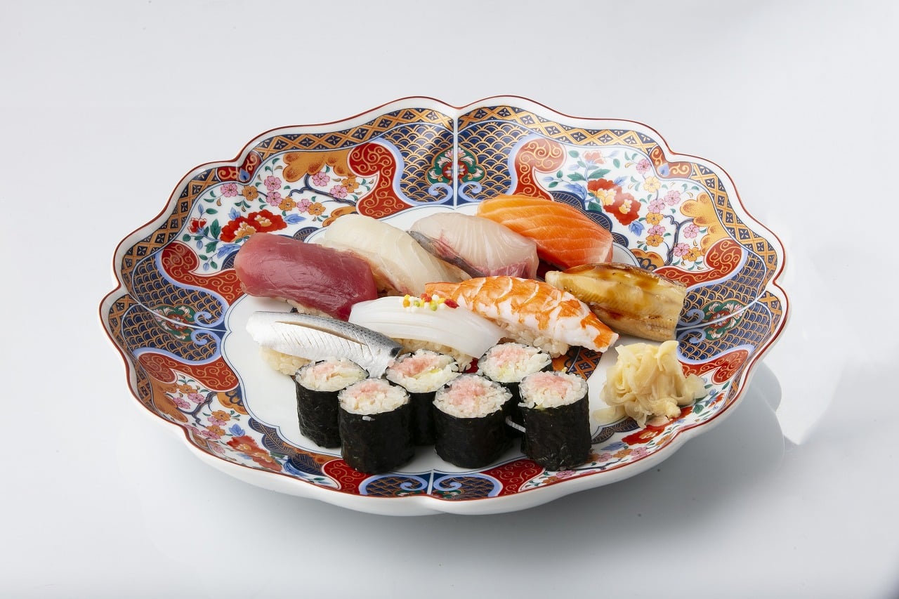 市場から仕入れる鮮魚を赤酢しゃりで<br />
わたくしの寿司　一貫200円～