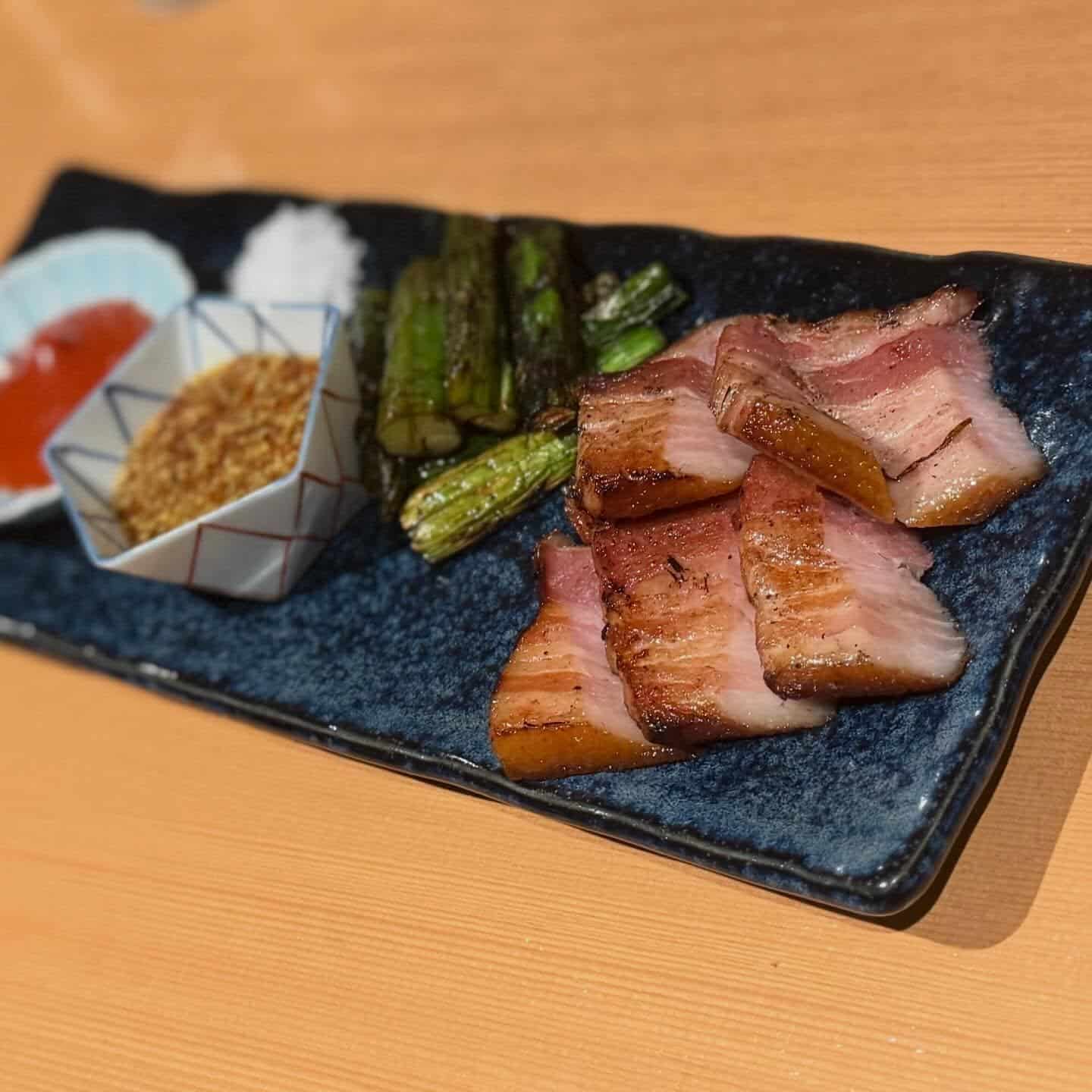知多豚ベーコンとアスパラの藁焼き 金山/居酒屋/寿司/天ぷら