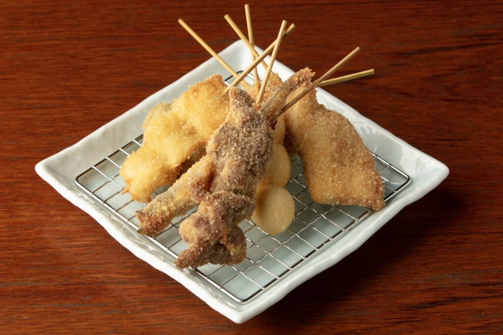 名物、京仕立ての串揚げは1本からご注文可能です。季節の串揚げなど創作串揚げの数々。