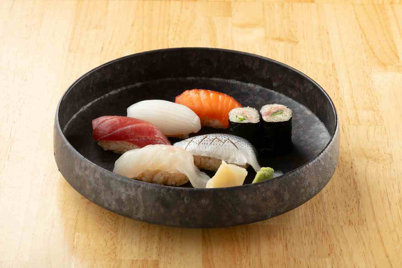 京都中央市場馬場商店さんより仕入れる鮮魚と赤酢で和えたまろやかなシャリで握る握り寿司。一貫から注文可能。食事利用でも、飲みの肴にも、〆のつまみにも。